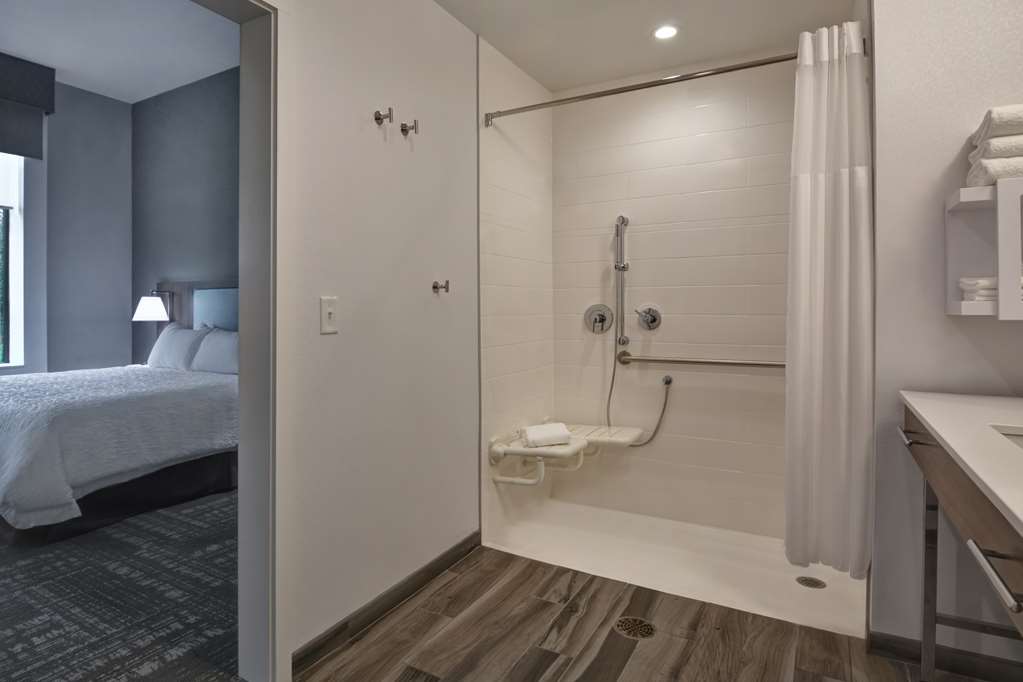 Guest room bath