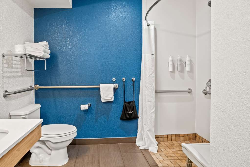 Guest room bath