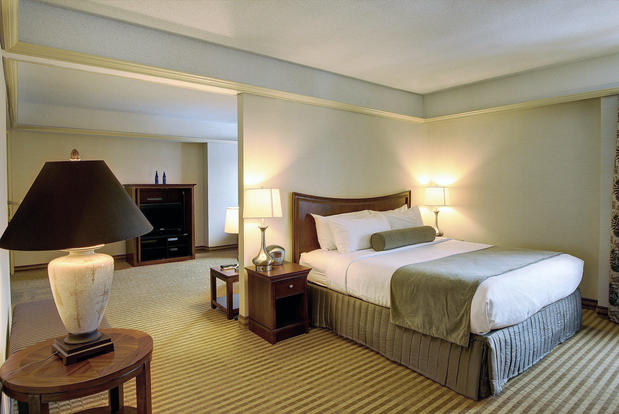 Images Holiday Inn & Suites Pittsfield-Berkshires by IHG