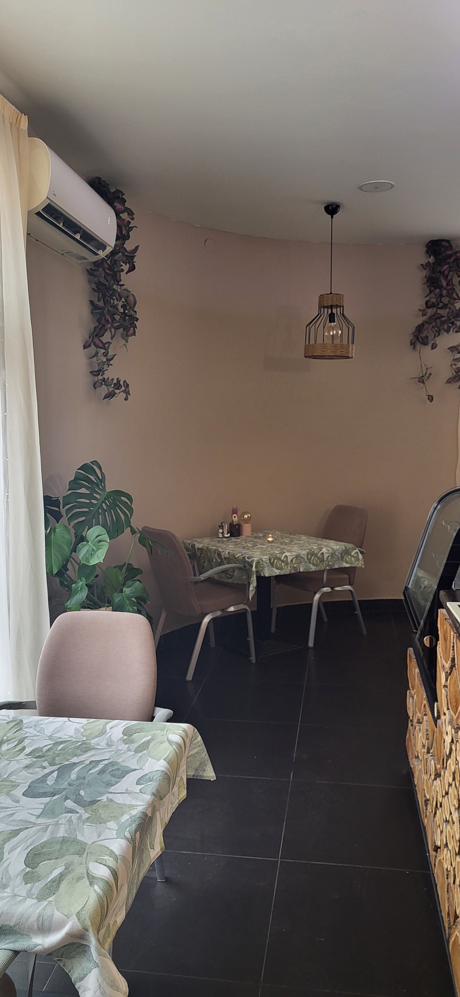 Images KisBudai Étterem - Székesfehérvár Chameleona