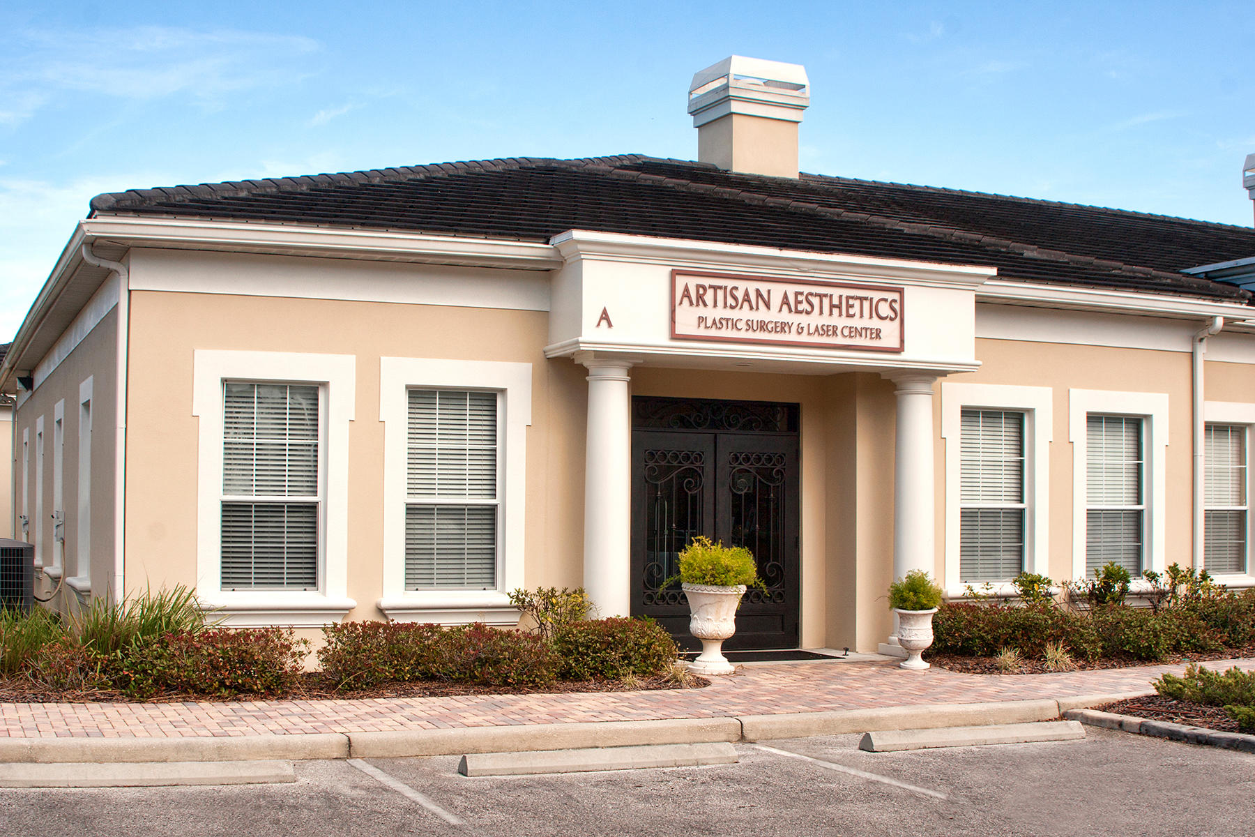 The front of the building of Artisan Aesthetics Plastic Surgery & Laser Center located in Tampa, Florida