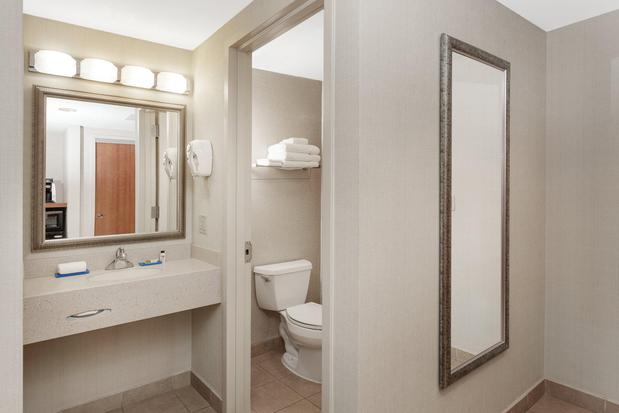 Images Holiday Inn Express Building 107