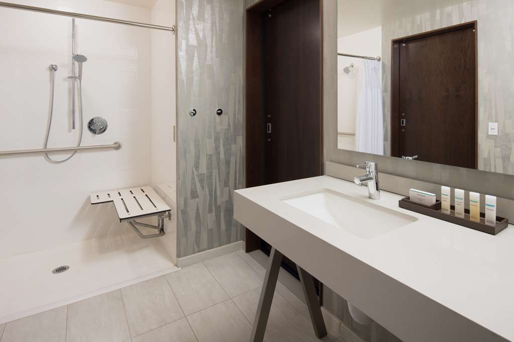 Guest room bath