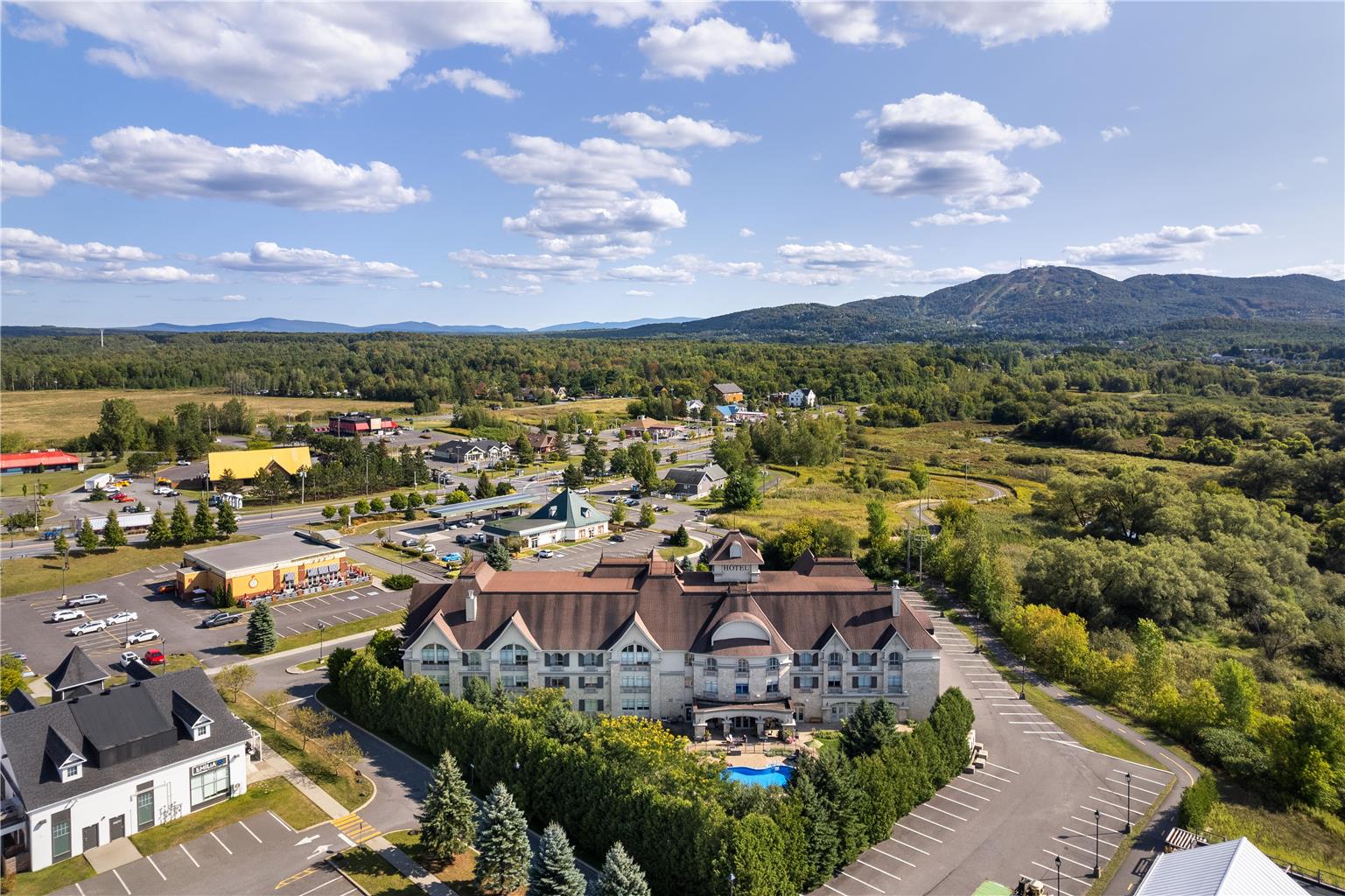 Images Hotel Vallea Bromont, Tapestry Collection by Hilton