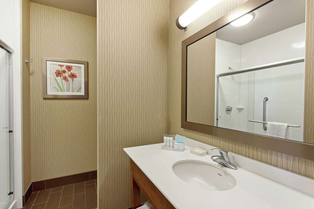 Guest room bath