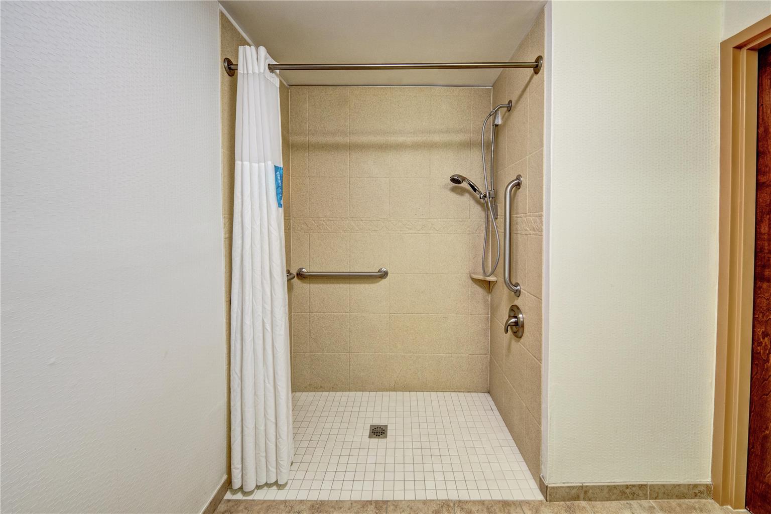 Guest room bath