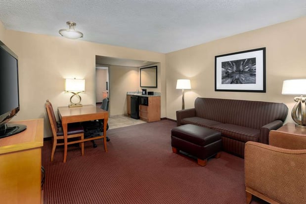 Images Embassy Suites by Hilton Kansas City International Airport