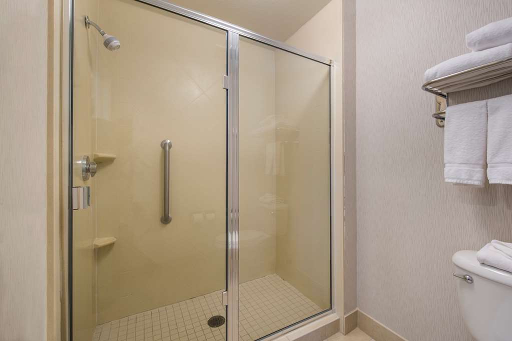 Guest room bath