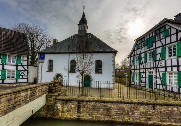 Kirche im Dorf Gruiten