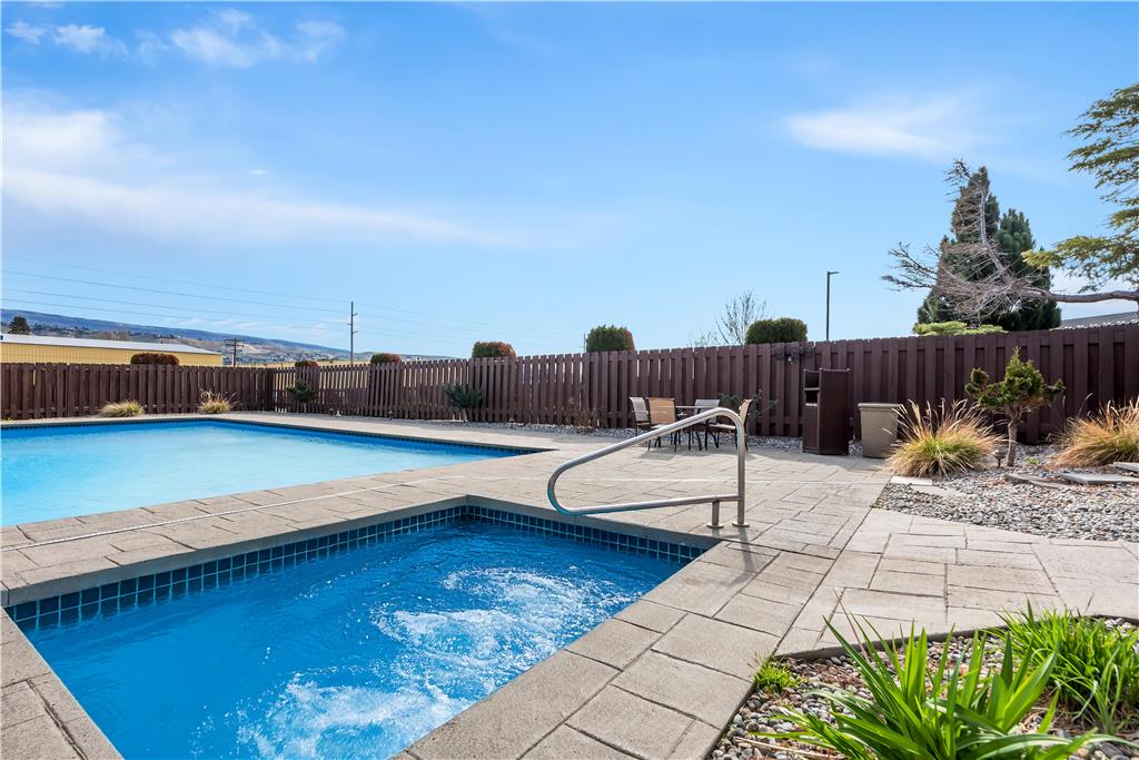Outdoor Pool / Hot Tub
