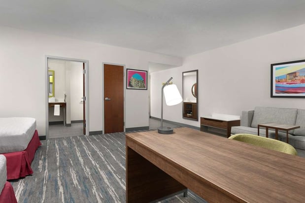 Images Hampton Inn & Suites Durham University Medical Center