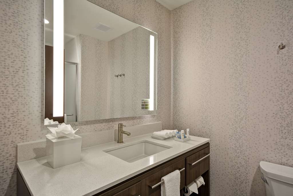 Guest room bath