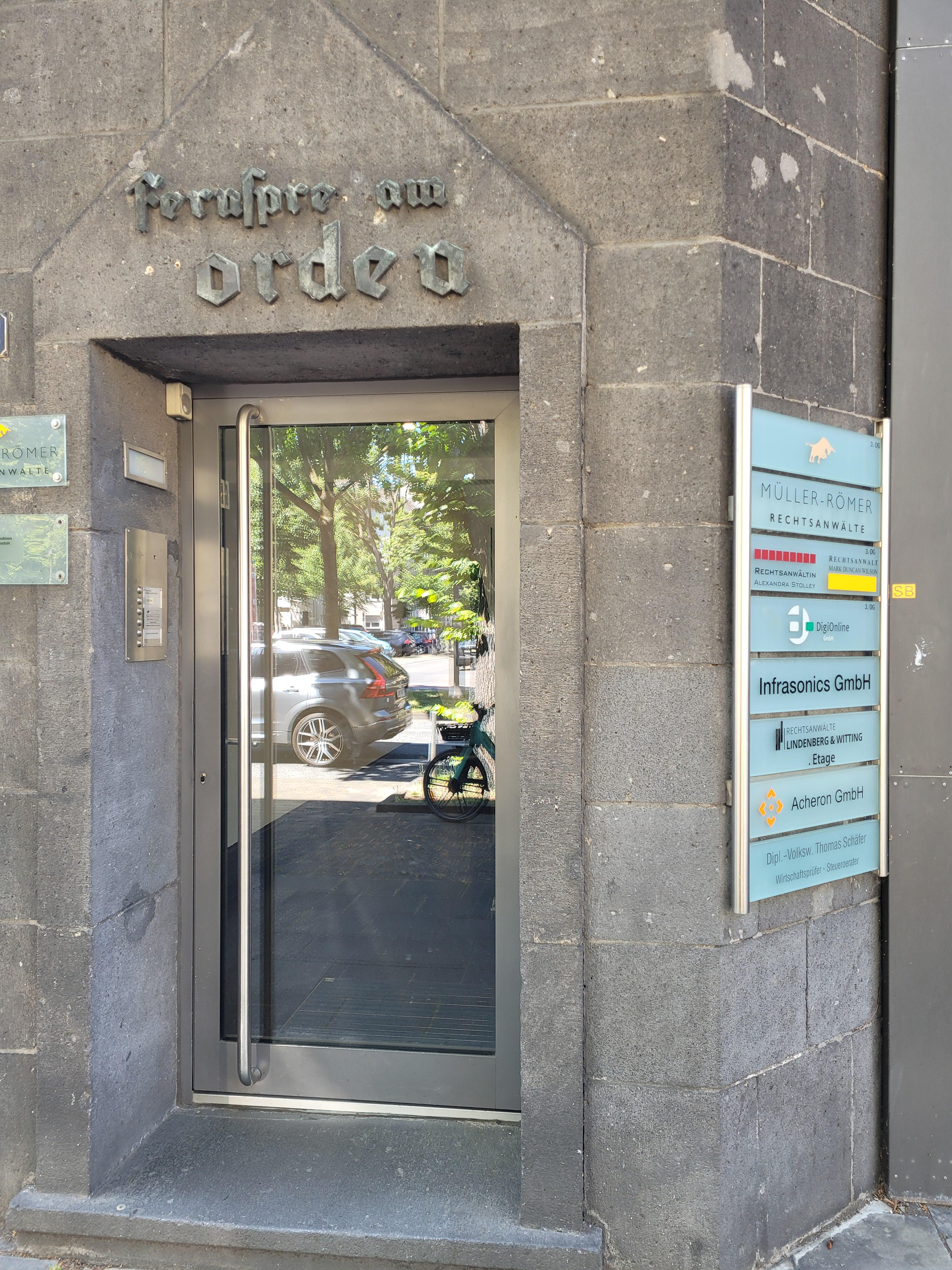 Eingang zu Firmengebäude