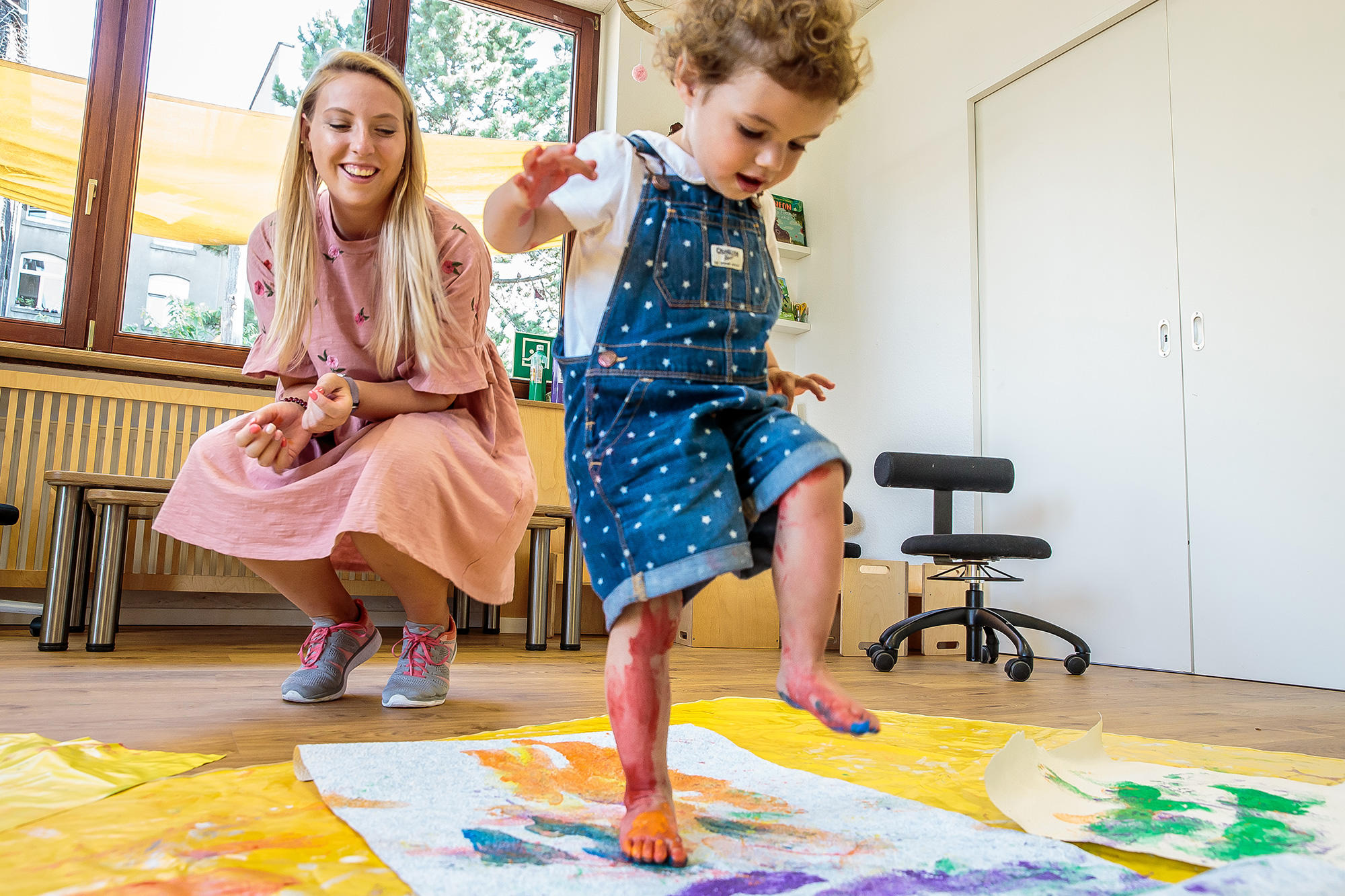 Kita Glühwürmchen Bremen  pme Familienservice Lernwelten Kinderbetreuungseinrichtung Eltern und Kind tanzen spielen fingerfarbe lachen