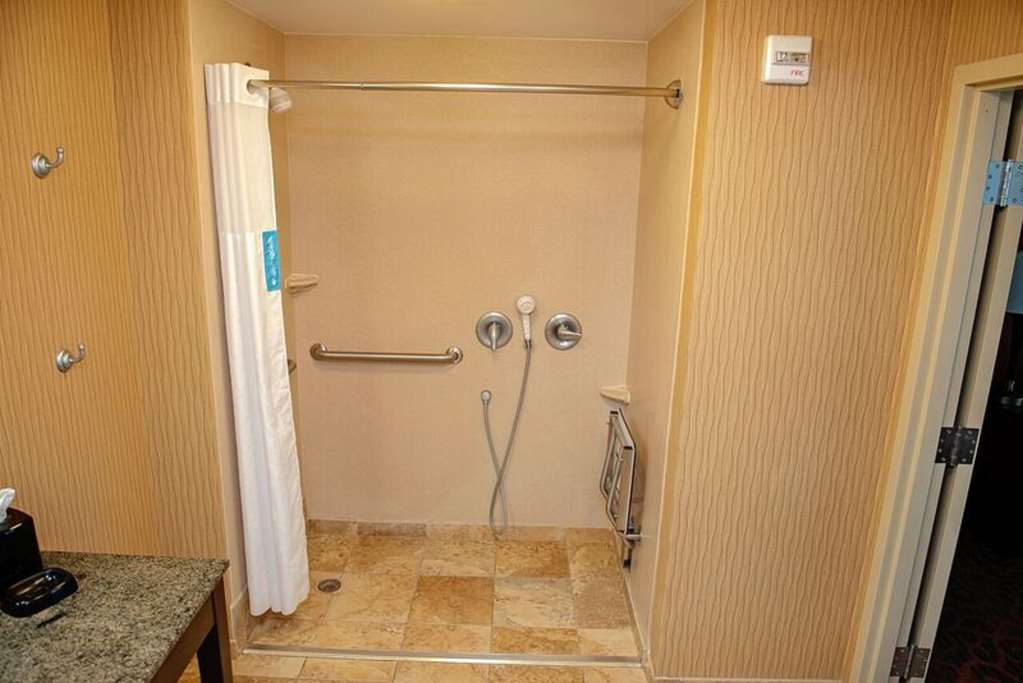 Guest room bath