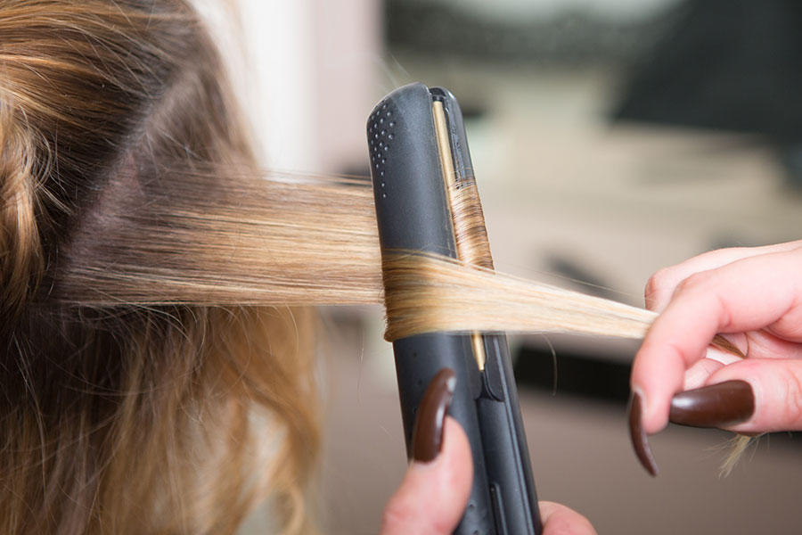 DAMEN
Egal ob kurze oder lange Haare, eine Typveränderung oder nur ein Nachschneiden – bei uns sind Sie in den besten Händen. Durch gekonntes Handwerk und individuelle Beratung erarbeiten wir perfekte Haarschnitte, die zu Ihnen passen. Wir sind erst zufrieden, wenn Sie es auch sind.