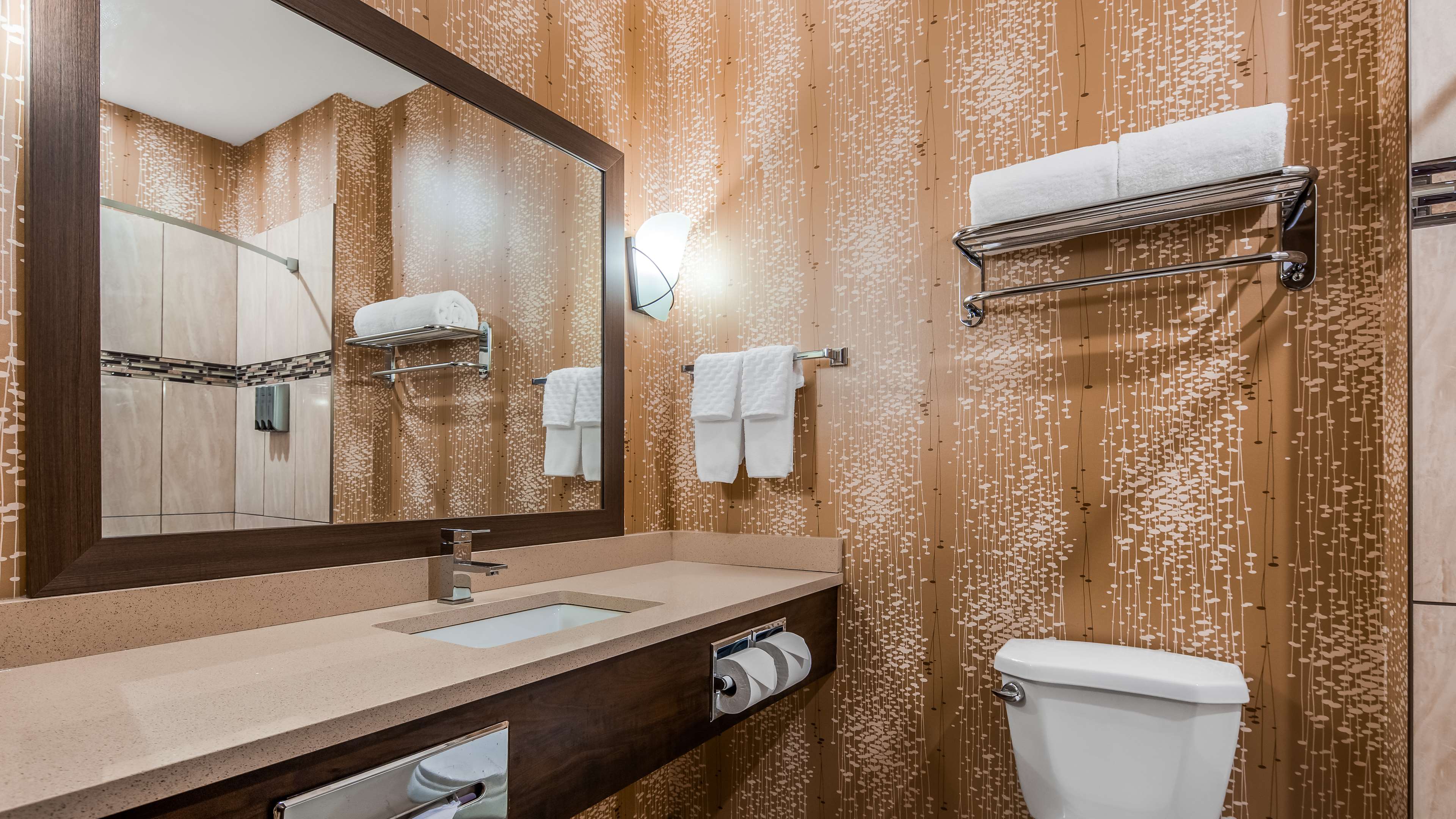 Best Western Plus Kindersley Hotel in Kindersley: Guest Bathroom