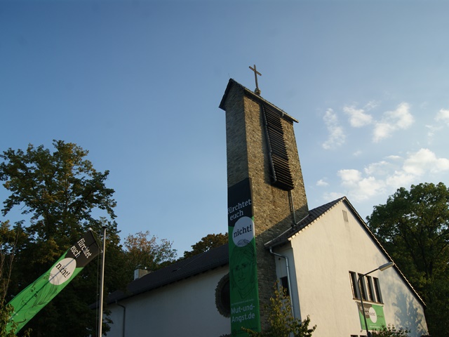 Die Dankeskirche wurde nach Plänen von Oberbaurat Ernst Görke errichtet und am 19. September 1954 eingeweiht. Sie greift in ihrer Größe die Dimension der vorhandenen meist zweigeschossigen Siedlungshäuser auf. Die Architektur orientiert sich mit Satteldac
