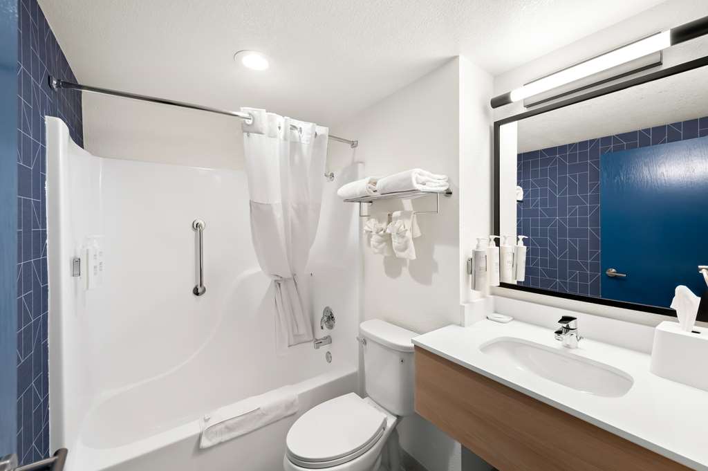 Guest room bath