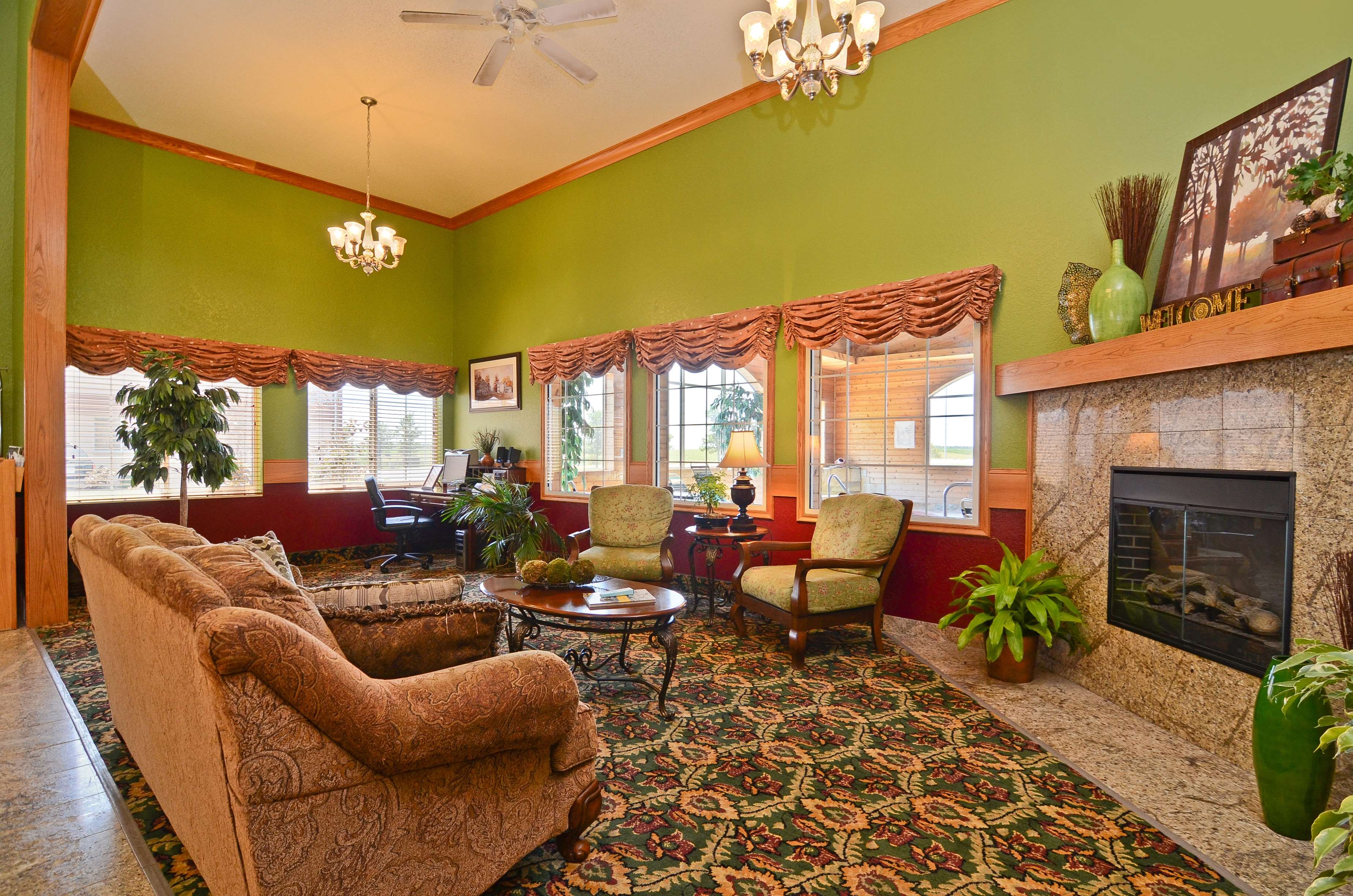 Best Western Pioneer Inn & Suites in Grinnell, IA Hotels & Motels