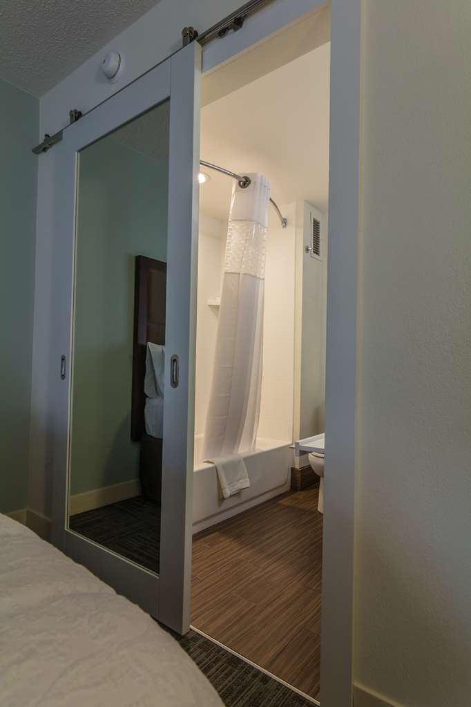 Guest room bath