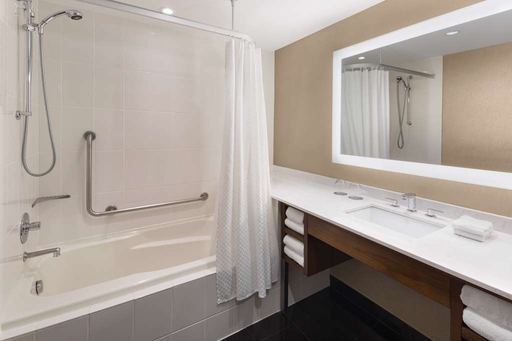 Hilton Vancouver Downtown in Vancouver: Guest room bath
