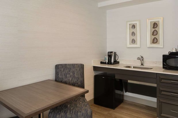 Images Hilton Garden Inn Freeport Downtown