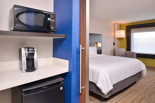 Images Holiday Inn Express & Suites Olathe West, an IHG Hotel