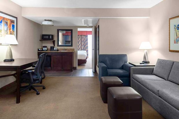 Images Embassy Suites by Hilton Kansas City Plaza