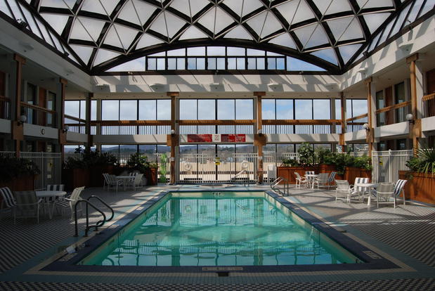Images Holiday Inn & Suites Pittsfield-Berkshires by IHG