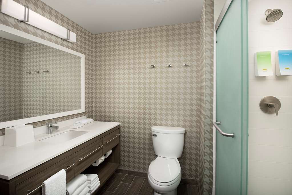 Guest room bath