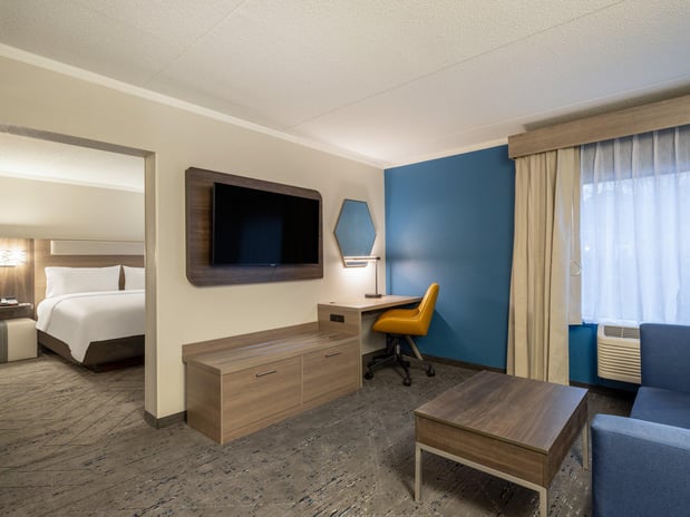 Images Holiday Inn Express & Suites Greensboro-(I-40 @ Wendover) by IHG