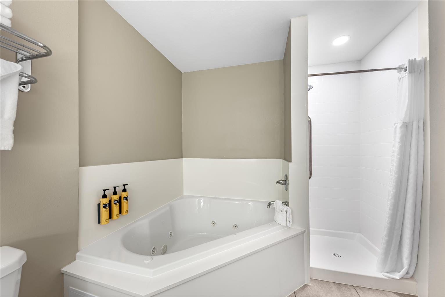 King Suite (Whirlpool) Bathroom