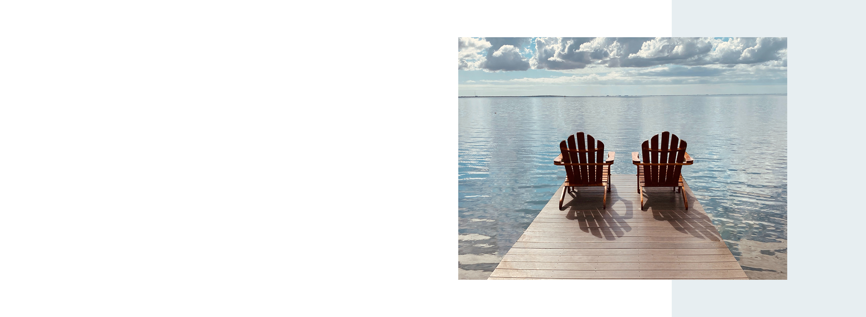 Deux chaises Muskoka sur un quai face à un lac, par une journée partiellement ensoleillée.