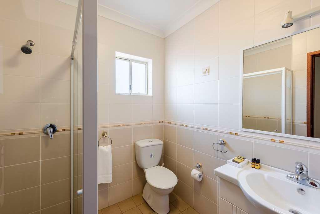 Executive Suite - Bathroom Best Western Plus Ambassador Orange Orange (02) 6393 7500