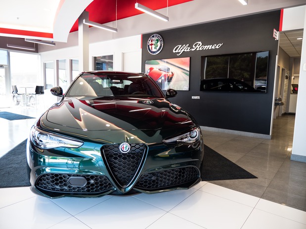 Images Alfa Romeo of Minneapolis