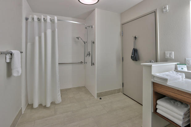 Images Holiday Inn Express & Suites Houston East - Beltway 8, an IHG Hotel
