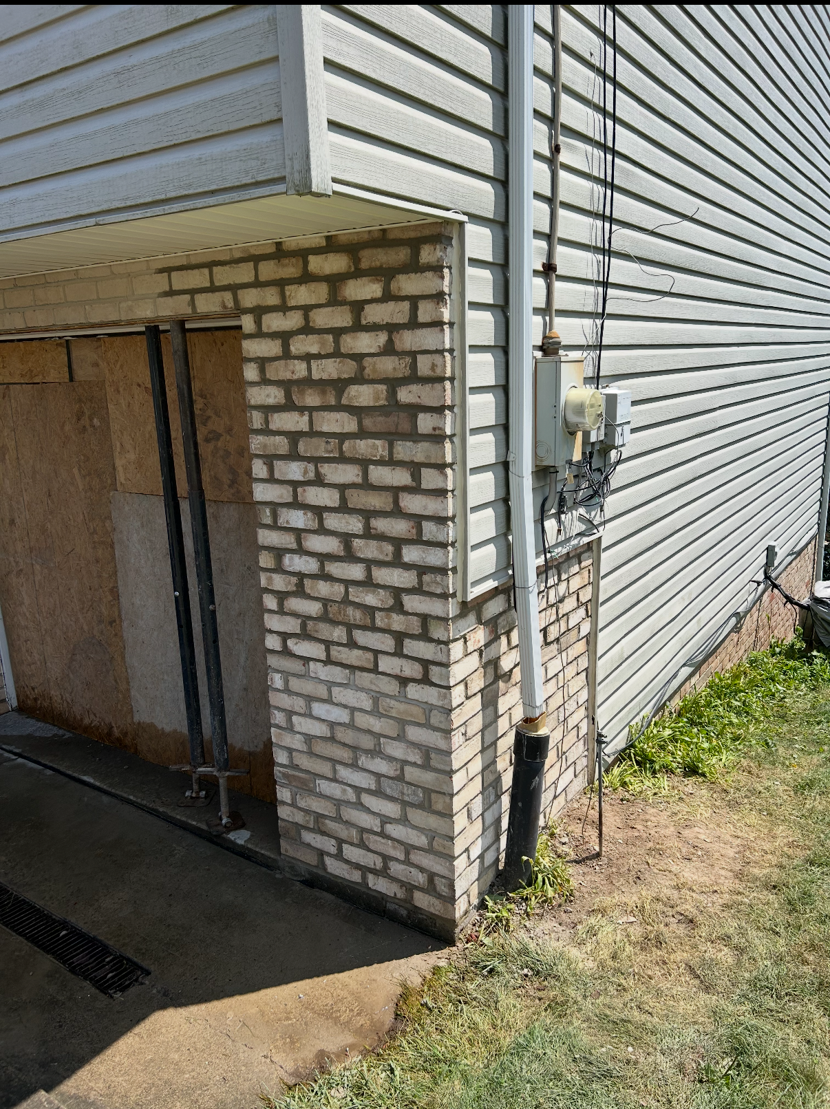 Specializes in brick pointing, chimney repair, and masonry services.