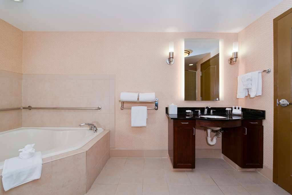 Guest room bath