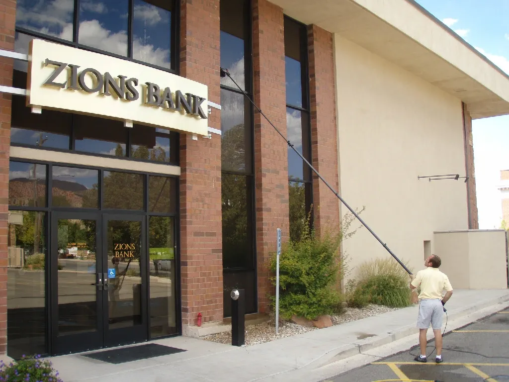 Busy B Window Cleaning Image