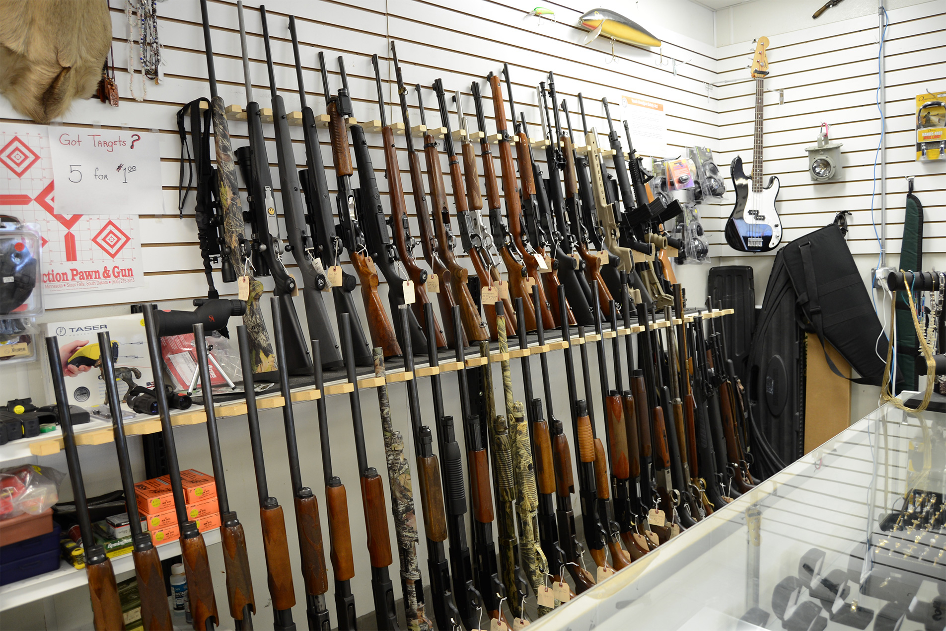 Магазин оружие телефон. Оружейный магазин. Оружейный магазин в Канаде. Ствол в магазине. Оружейный магазин в Японии.