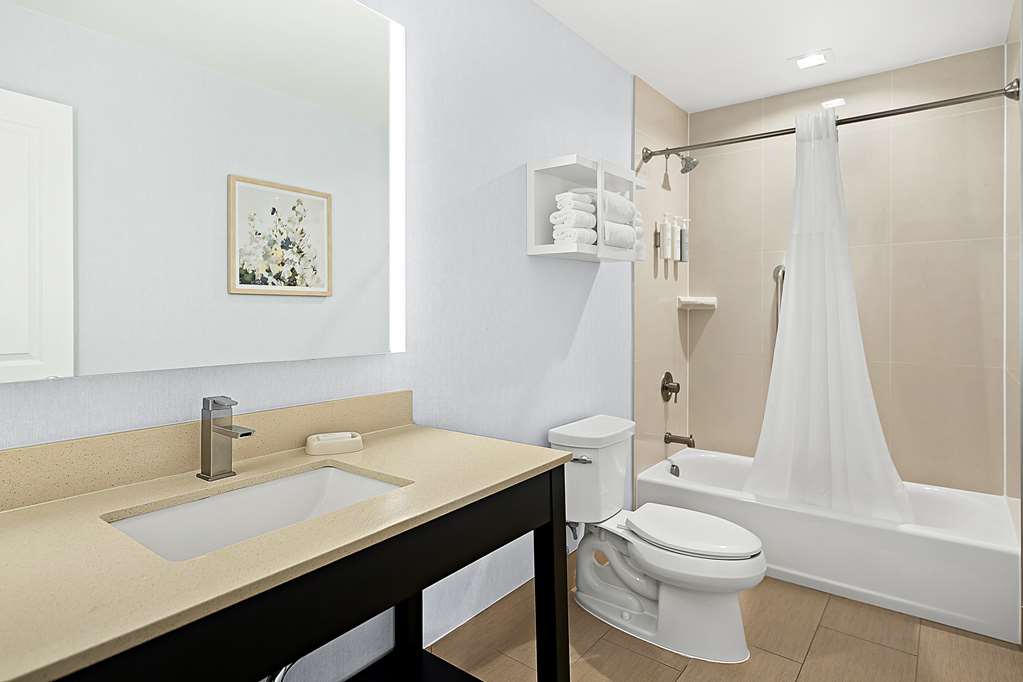 Guest room bath
