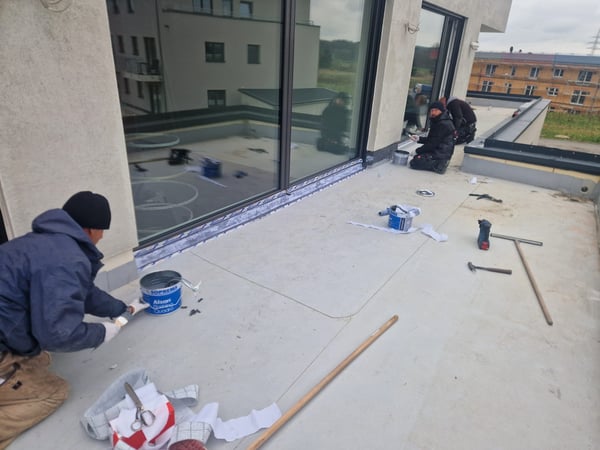 Professionelle Terrassen- und Balkonabdichtung in Weißenthurm bei Neuwied und im Raum Mayen-Koblenz. Fachgerechte Abdichtung von Dachterrassen und Außenflächen schützt dauerhaft vor Feuchtigkeit, Frostschäden und Undichtigkeiten – ideal für Neubau u...