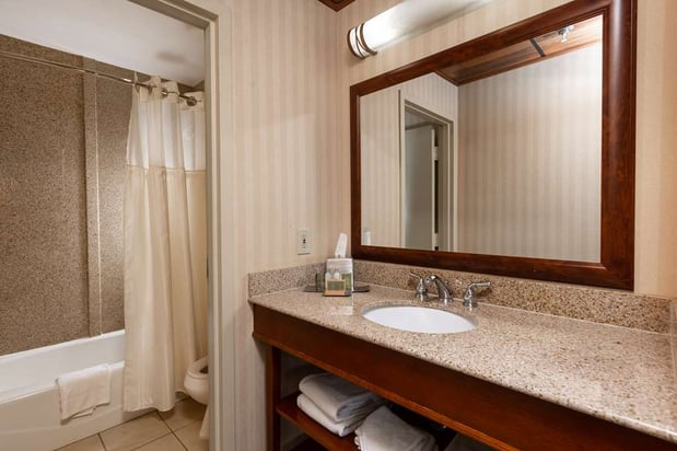 Images Inn at The Colonnade Baltimore - a DoubleTree by Hilton Hotel