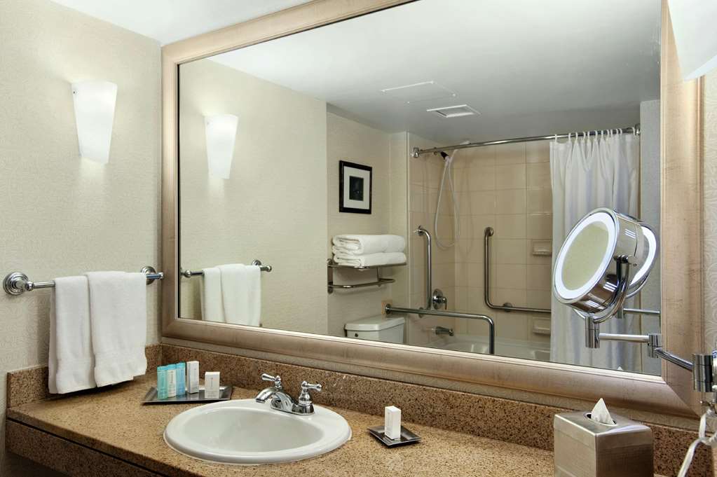 Hilton Vancouver Metrotown à Burnaby: Guest room bath