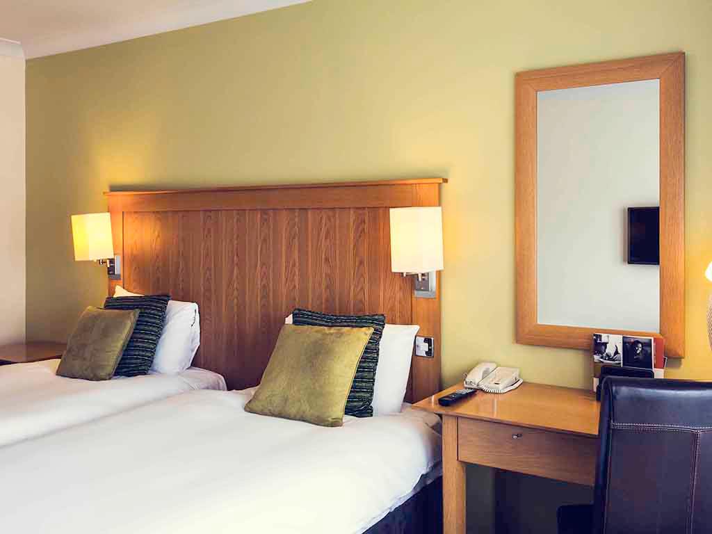 Classic Twin Bedroom Mercure Warwickshire Walton Hall Hotel & Spa Walton 01789 842424