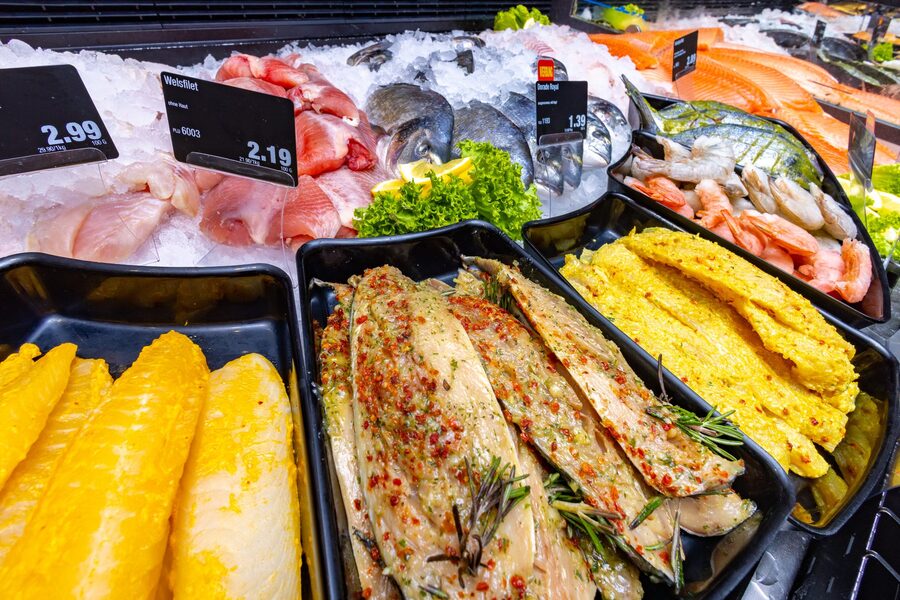 FISCHTHEKE
Unser Lieferant Deutsche See versorgt Sie mit gesundem frischem Fisch und Meeresfrüchten. In unserer Fischtheke bekommen Sie außerdem feine Räucherware und leckere Salate.