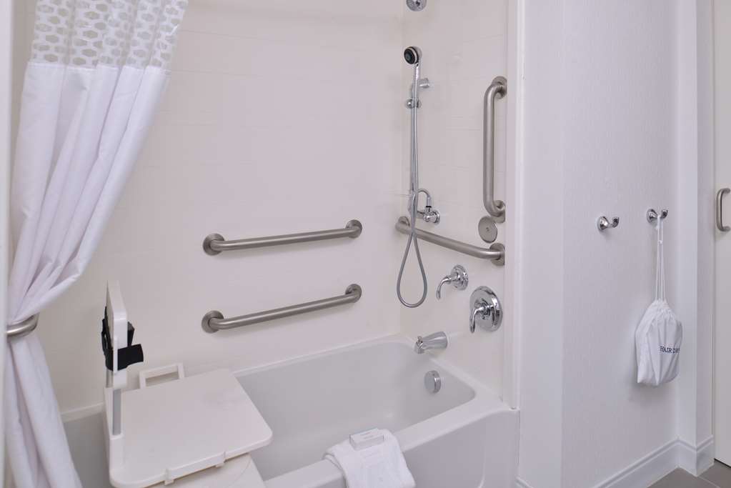 Guest room bath