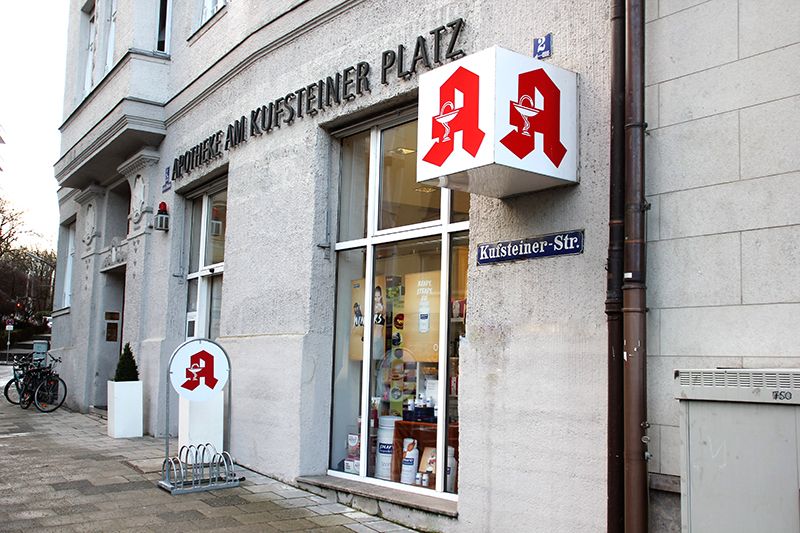 Aussenansicht der Apotheke am Kufsteiner Platz oHG