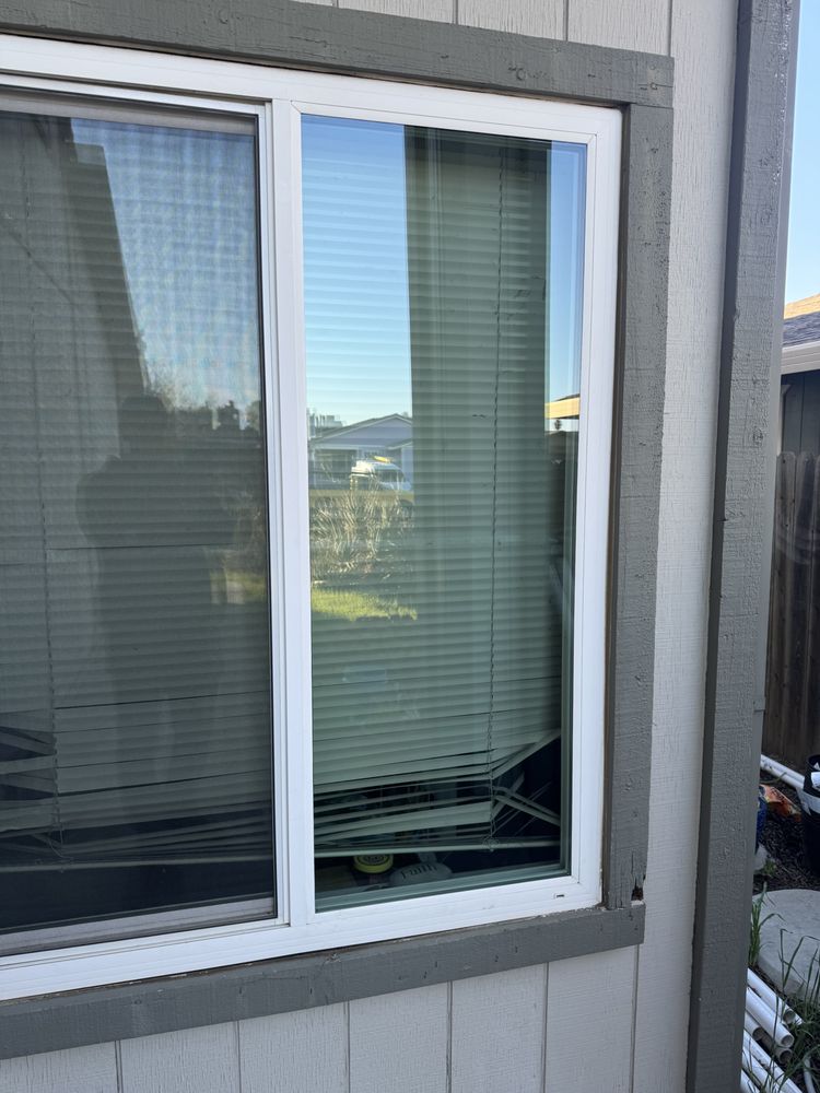 Epic Glass & Screen offers vinyl window installation services designed to provide durability, low maintenance, and lasting performance. Our expert team ensures that your new vinyl windows enhance both the aesthetic appeal and energy efficiency of your space, delivering a perfect blend of style and functionality.